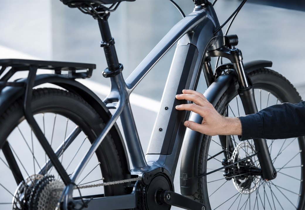 Modernes E-Bike wird fachgerecht begutachtet