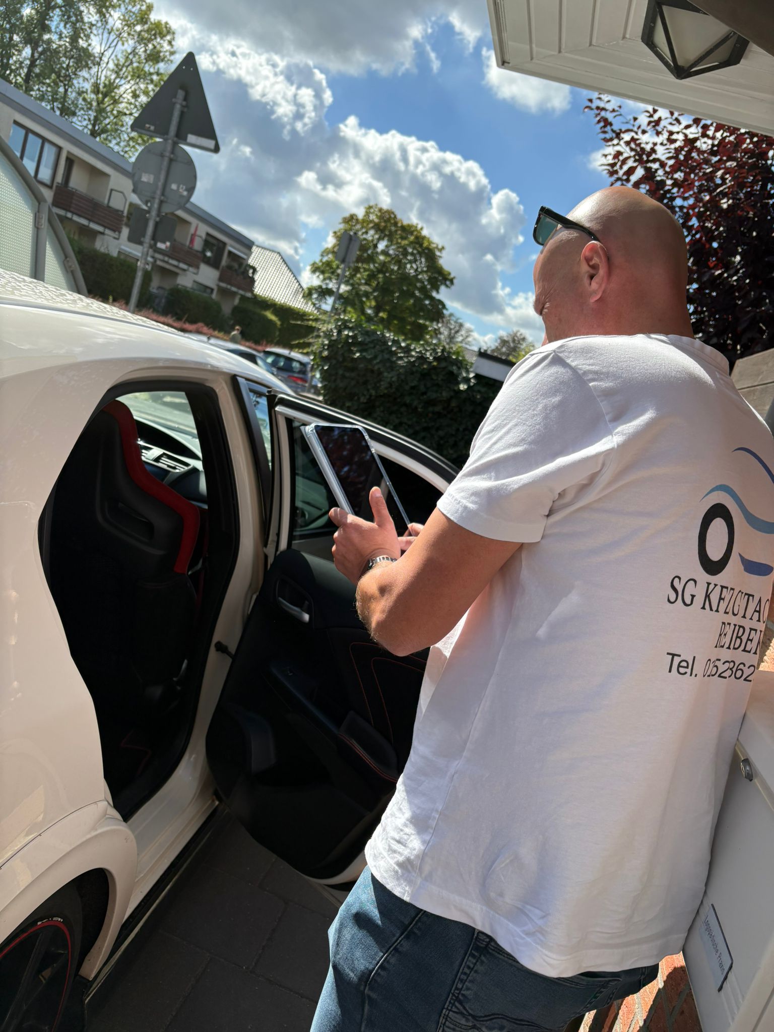 SG Kfz Gutachten Reinbek bei der Begutachtung – Foto 1