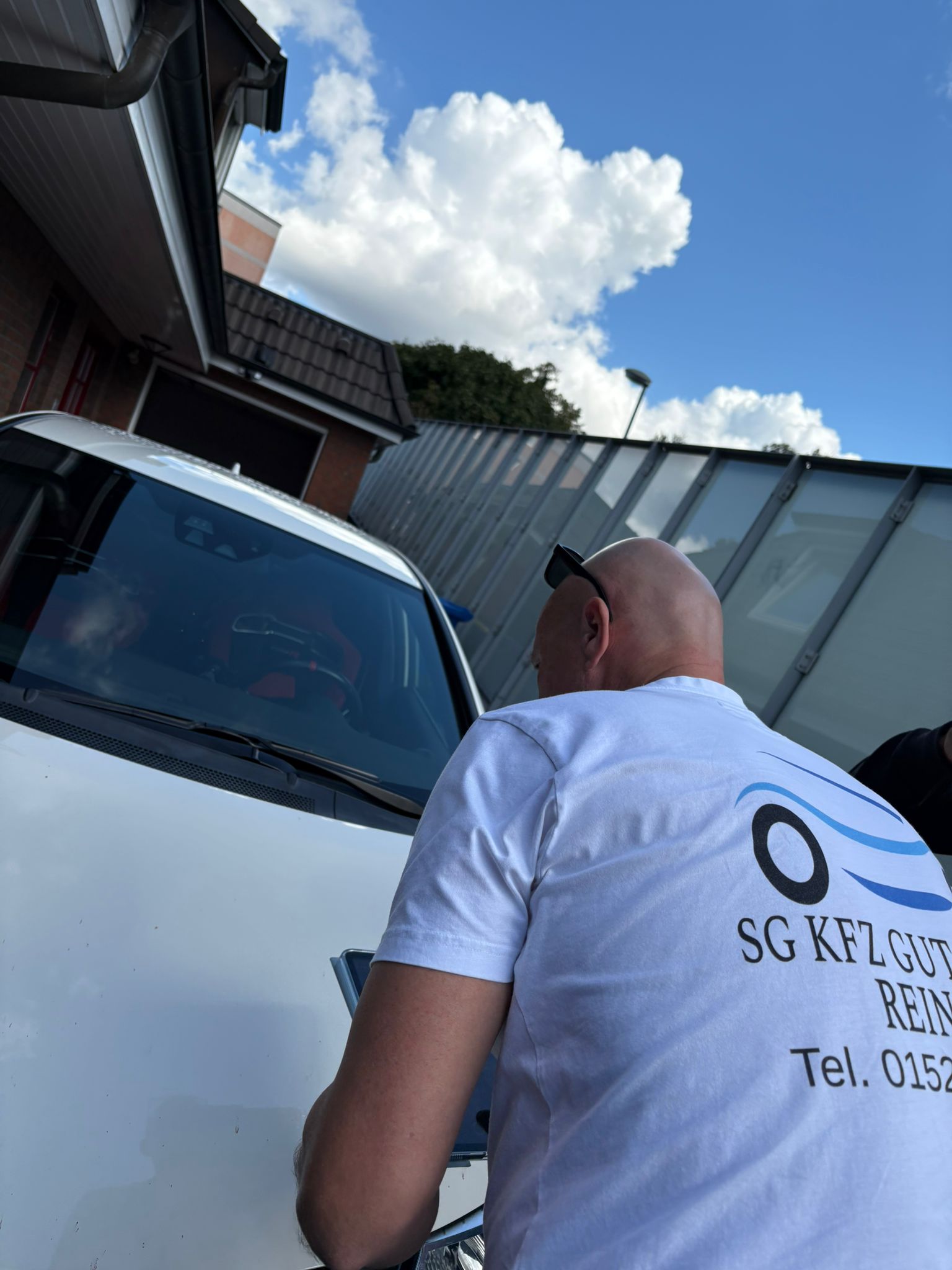 SG Kfz Gutachten Reinbek bei der Begutachtung – Foto 4